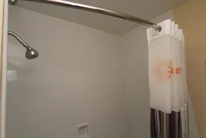 La Quinta by Wyndham Tampa Fairgrounds - Casino - Bathroom