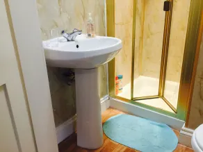 Brentwood Villa Bed and Breakfast - Bathroom