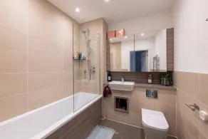 Stylish 3-Bed Townhouse with 3 Baths in Southgate - Salle de bain