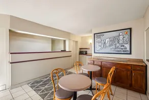Super 8 by Wyndham Commerce - Hall