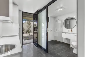 Aloha Central Premium Studios - Bathroom