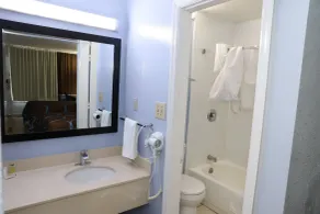 Super 8 by Wyndham Florence SC I-95 North - Hwy 76 - Badezimmer