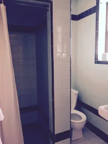 Red Carpet Inn - Bathroom
