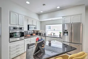 Oceanside Home w/ Rooftop Patio - Steps to Beach! - Innvendig
