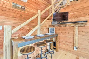 Chic Thorndale Cabin w/ Fire Pit & Fishing Pond - Interiør