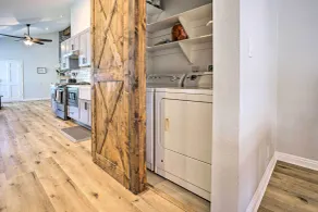 Sunny Orange County Abode w/ Fire Pit & Backyard! - Intérieur