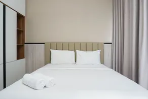 Comfortable Design 1BR Apartment Ciputra International By Travelio - Zimmer