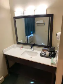 Super 8 by Wyndham Huron - Room