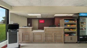 HomeTowne Studios by Red Roof & Conference Center Chicago – N Aurora/ Naperville - Recepção