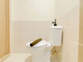 Restful And Serene Studio Room At Apartment Meikarta District 2 - Baño
