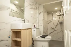 นอนหน่อย โฮสเทล Norn Noi Hostel - Bathroom