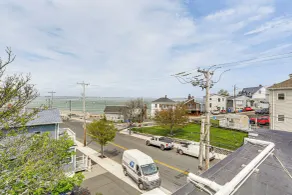 Steps to Short Beach: Ocean-view Apt w/ Deck! - Interiør
