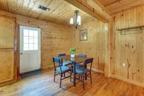 6 Mi to Main St Poplarville: Cabin w/ Pasture View - Interiør