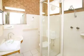 Beechworth Carriage Motor Inn - Bathroom