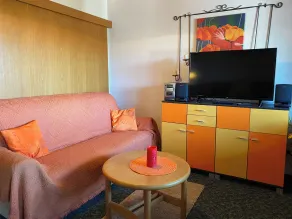 Cozy ans Spacious Apartment With Scenic Views - Living area
