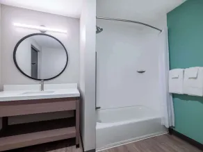 ECHO Suites Extended Stay by Wyndham Madison - Salle de bain