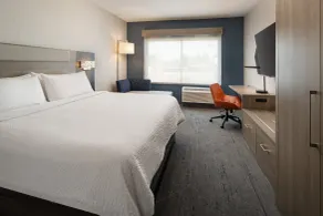 Holiday Inn Express & Suites Fresno Airport by IHG - Room