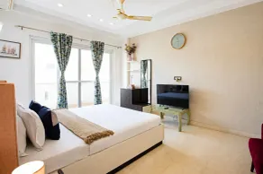 Blossom by RedOlive 3BHK Golf Course Ext - Værelse