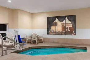 Howard Johnson by Wyndham Williams - Piscine