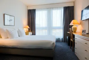 Drake Longchamp - Room
