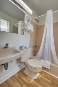 Thunderbird Beach Motel - Bathroom