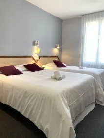 Logis de France - Auberge du Cheval Blanc et Le Clovis, Vouillé - Chambre