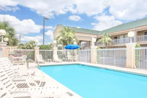 Baymont by Wyndham Crestview - Piscine
