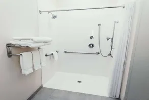 La Quinta Inn & Suites by Wyndham Ankeny IA - Des Moines IA - Bathroom