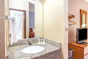 Super 8 by Wyndham Mahwah - Chambre
