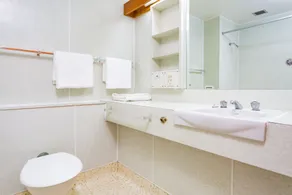 The Redwood Hotel - Bathroom