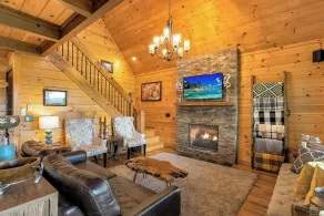 Hot Tub + Views! Creekside Blue Ridge Mtn Escape - Interni