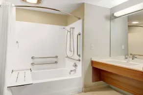Microtel Inn & Suites by Wyndham Philadelphia Airport Ridley Park - Salle de bain