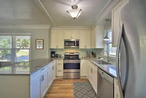 Charming House w/ Patio, 3 1/2 Mi to Beach! - Eigene Küche
