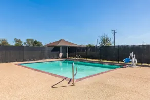 Quality Inn & Suites - Marlin - Piscina
