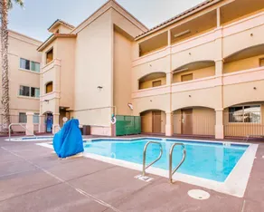 Comfort Inn & Suites Moreno Valley near March Air Reserve Base - Piscine