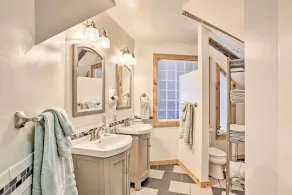 < 1 Mi to Dtwn! Lakefront 'Manitou Cottage' - Innenbereich