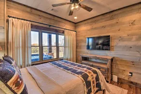 Luxurious Mountain Getaway w/ Game Room + Hot Tub! - Innvendig