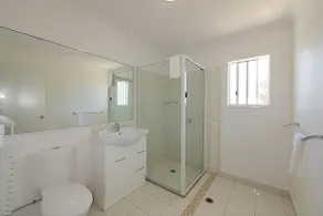 Alexandra Apartments - Bathroom