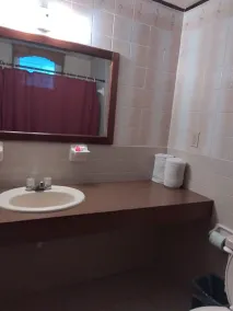Spindrift Hotel - Bathroom