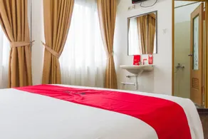 RedDoorz Plus at Amalio Hotel Surapati - Room