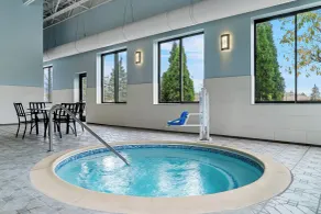 HomeTowne Studios by Red Roof Flint - Piscine