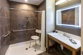 La Quinta Inn & Suites by Wyndham Tulsa Downtown - Route 66 - Badrum