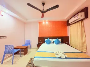 Hotel Prince Plaza with Swimming Pool - Room