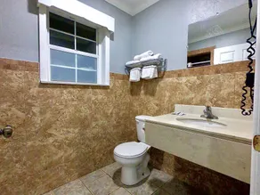 Budget Host Inn - Badezimmer