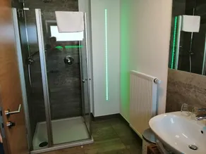Businesswohnungen Haag, neben Autobahn A7, Parkplätze vorhanden - Baño