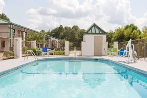Super 8 by Wyndham Dothan - Piscine