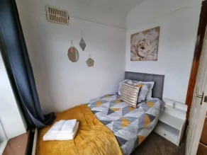 Manchester Business and Leisure Home with Free Parking - Room