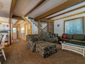 Knotty Pines Cabins - Siddeområde i lobbyen