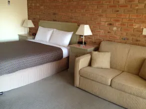 Golden Square Motor Inn - Room