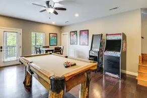 Hot Tub & Game Room! Group-Ready Smokies Cabin - Interni